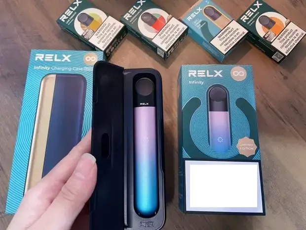 RELX Infinity charging case contacts